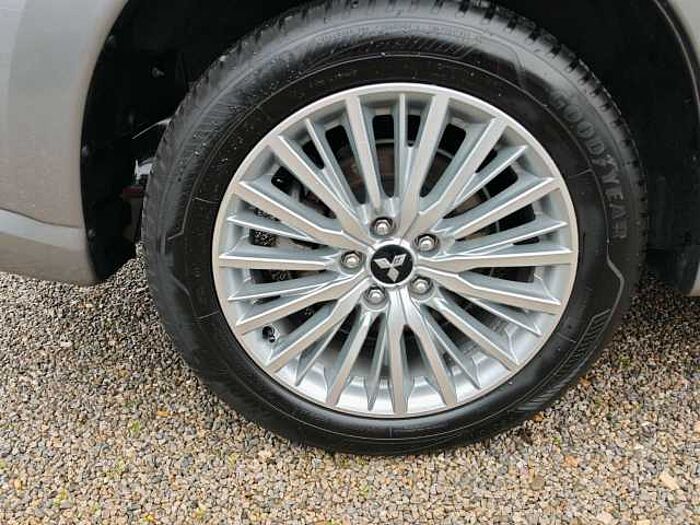 Mitsubishi Outlander PHEV Spirit 4WD|Kamera|NAVI|Stand HZG|